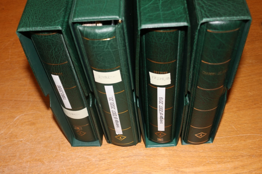 Samling xx 1977-2021 i tre Leuchtturmalbum. Även souvenirark. Nominal räknad av inlämnaren till ganska exakt 33000 kr (brev = 22 kr etc). Massor av bra valörer och massor av "brev"!