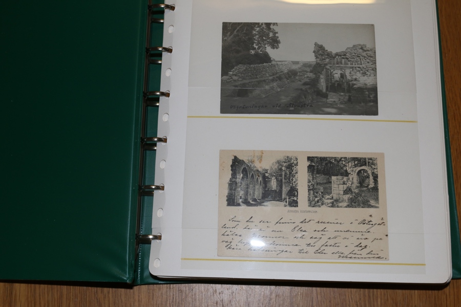 Alvastra och Omberg. Samling i visiralbum med totalt ca 80 kort, mest i äldre formatet. Ca hälften är på klosterruinen, övriga är blandat turisthotellet och naturens omgivningar. Fin samling!