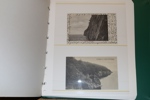 Alvastra och Omberg. Samling i visiralbum med totalt ca 80 kort, mest i äldre formatet. Ca hälften är på klosterruinen, övriga är blandat turisthotellet och naturens omgivningar. Fin samling!