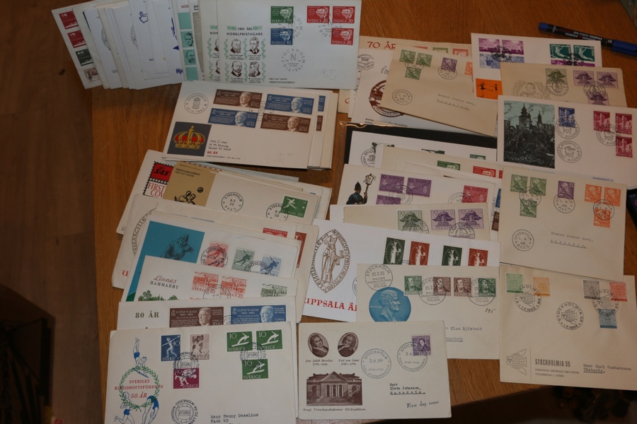 Parti FDC 1930-70-tal i mindre låda, se bild, med några äldre och många 50-60-70-tal med vinjetter.