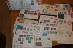 Parti FDC 1930-70-tal i mindre låda, se bild, med några äldre och många 50-60-70-tal med vinjetter.