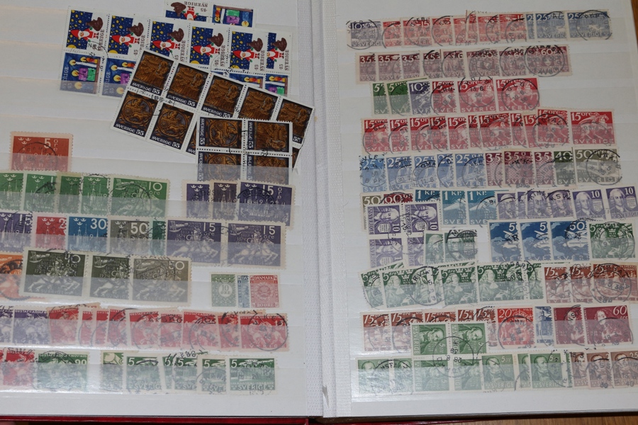 Album stämplat Ringtyp och framåt med många vackra stämplar, 4-block och andra enheter. Blandade tidsperioder med mycket fint att gå igenom. På slutet några sidor bältespännarmaterial.