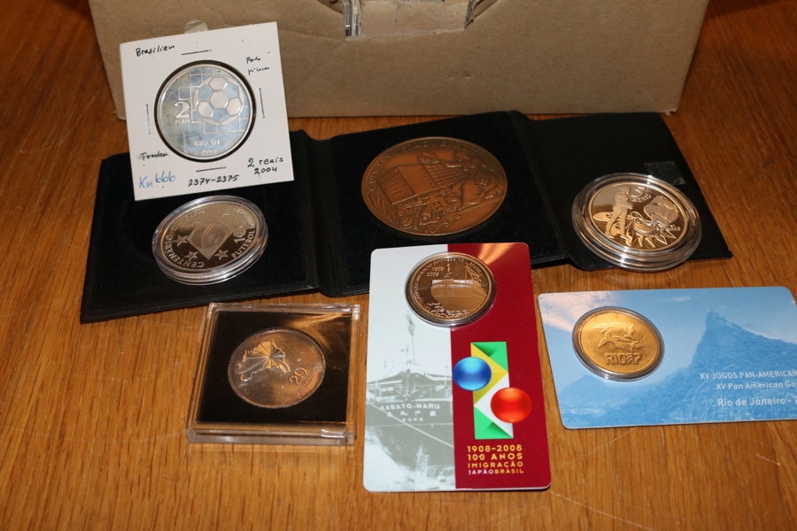 BRASILIEN. Parti mynt i mindre låda, både gammalt och nytt inkl en del i silver. Även några medaljer och nålar et.c.