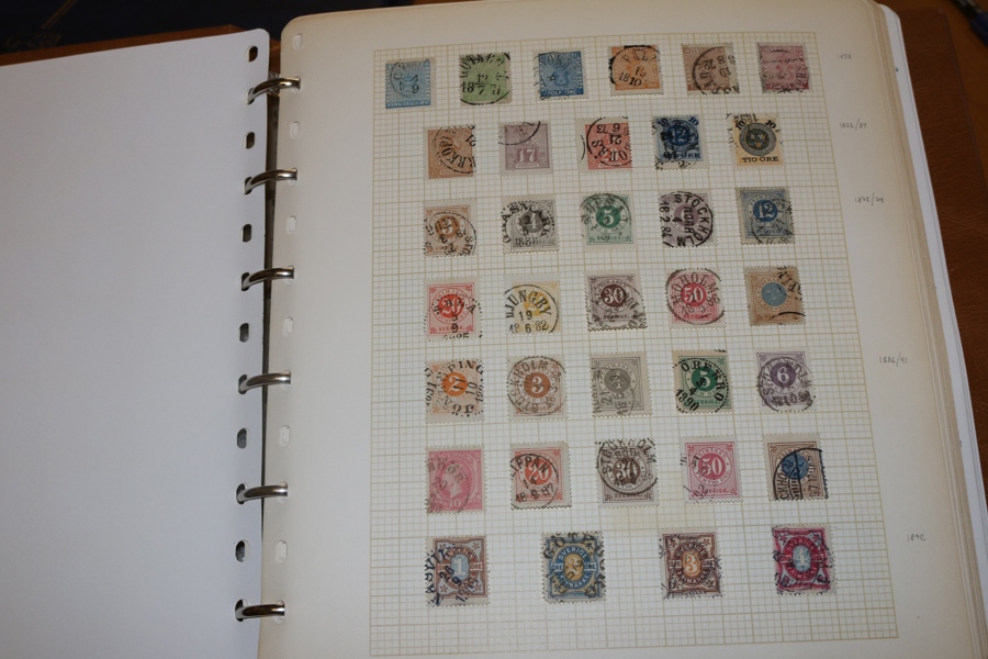 Två album med en stpl samling 1855-2022. Monterad på neutrala blad med en del vapen, landstorm, Kongress till 1 krona och Förening till 80 öre. Inga par. Ganska mycket material även på 2000-talet.