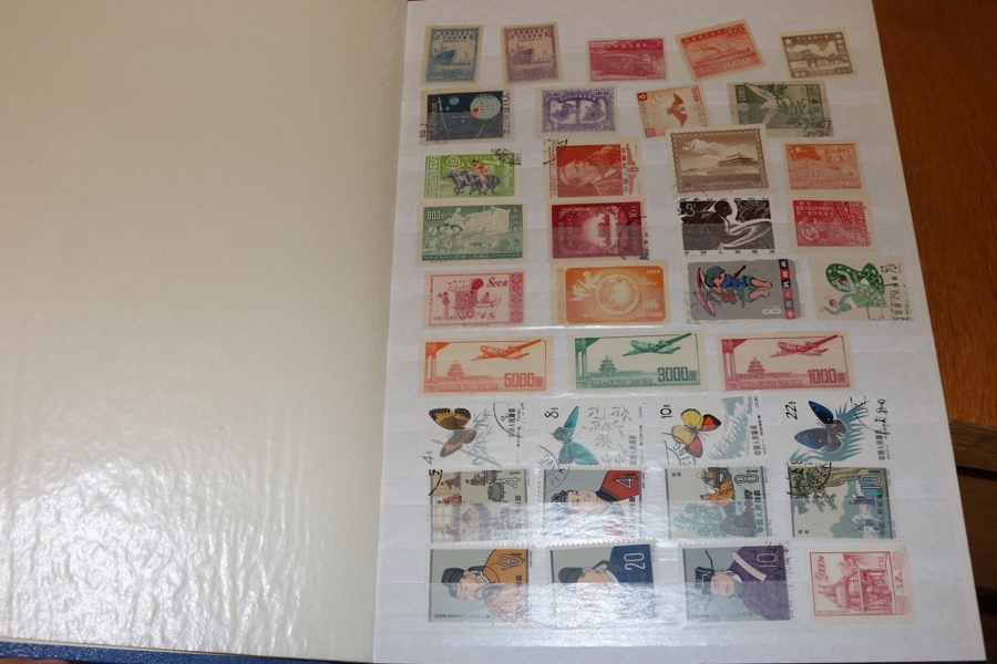 KINA. Insticksalbum med blandat stämplat/ostämplat gammalt och nytt. Även lite felinsatta märken från andra länder som Japan och Korea.