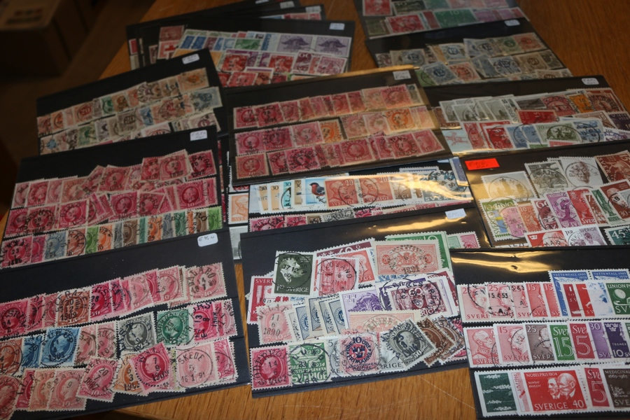 Parti stämplat 1858 och framåt på ca 80 instickskort, tätt packade. Bland annat mycket Oscar II, där det ser ut att finnas goda stämpelchanser. Spännande lot!