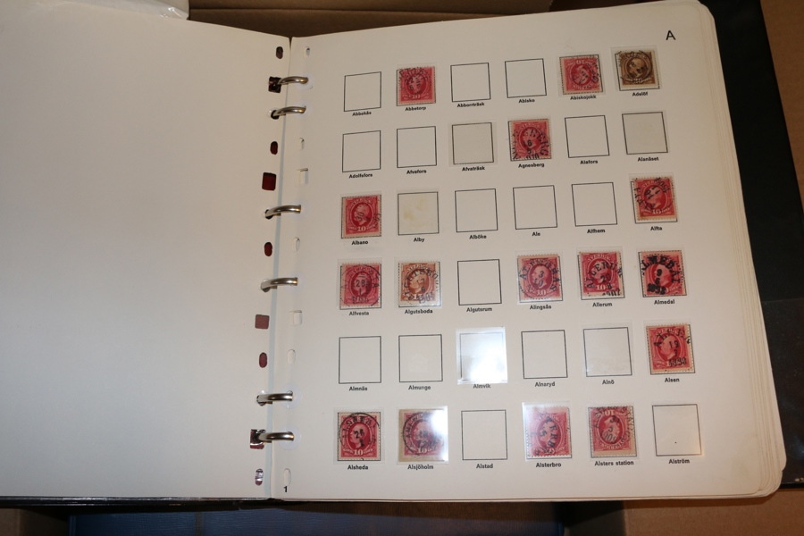 OSCAR II. Ortstämpelsamling på Filateli-Stens blad i två album. Grovräknat runt 1150 olika inkl många vackra. Stämpelkvaliteten är varierande men oftast någorlunda rättvända. Se exempelbilder!