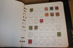 OSCAR II. Ortstämpelsamling på Filateli-Stens blad i två album. Grovräknat runt 1150 olika inkl många vackra. Stämpelkvaliteten är varierande men oftast någorlunda rättvända. Se exempelbilder!