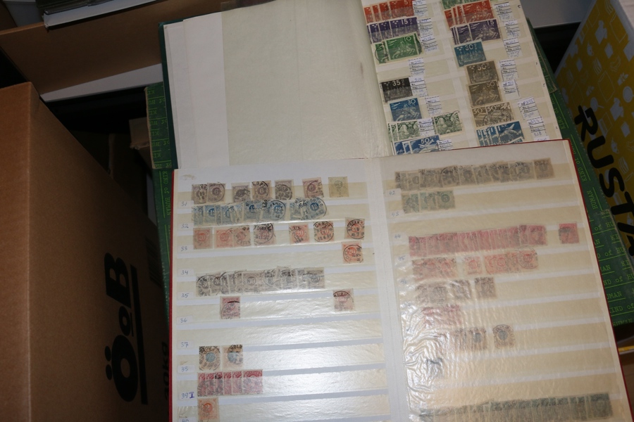 Tre insticksalbum med stämplat material, en del bättre märken men framför allt massor med vackra stämplar. Både 1800-tal och 1900-tal förekommer. Besiktiga!