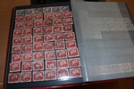 Flyttlåda blandat innehåll både Sverige och utland. Bl.a. flera album Sverige med en del stämpelmaterial. Även def album hela världen med en del intressant, album Norge, pärm brev utland osv
