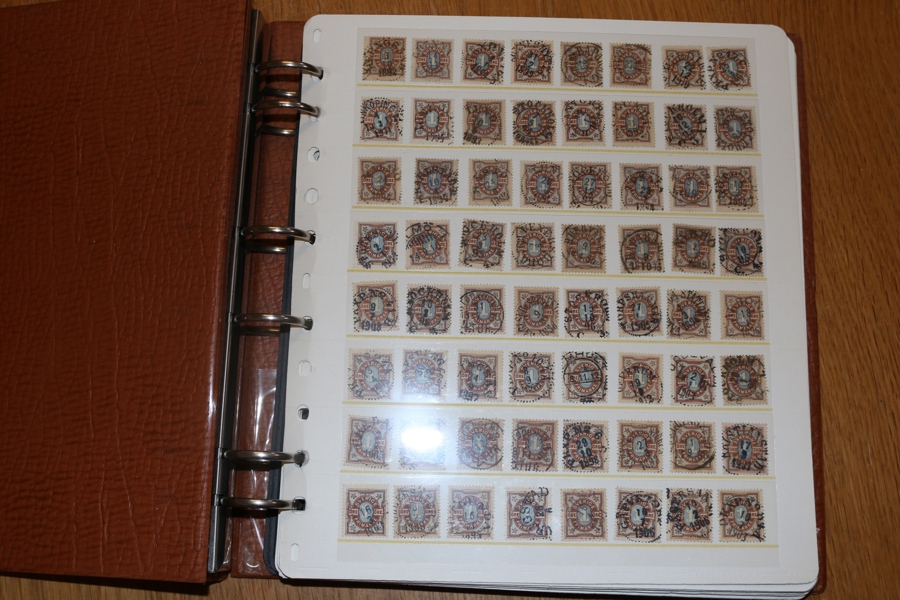Visiralbum (def pärm) med vackert stämplat av utgåvorna tvåfärgad siffertyp, Oscar II boktryck samt GV profil höger. Mer än 30 blad. Se bildexempel!