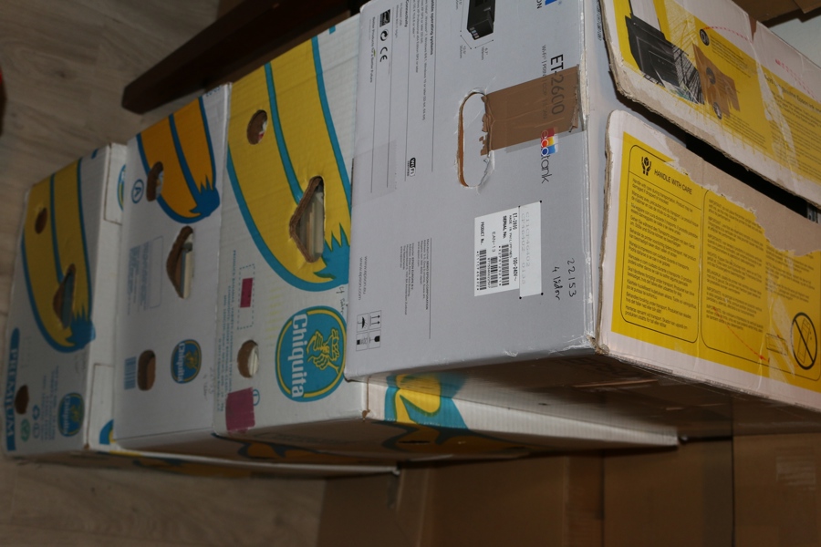 Stort parti i FYRA bananlådor. Blandat material Sverige och hela världen.