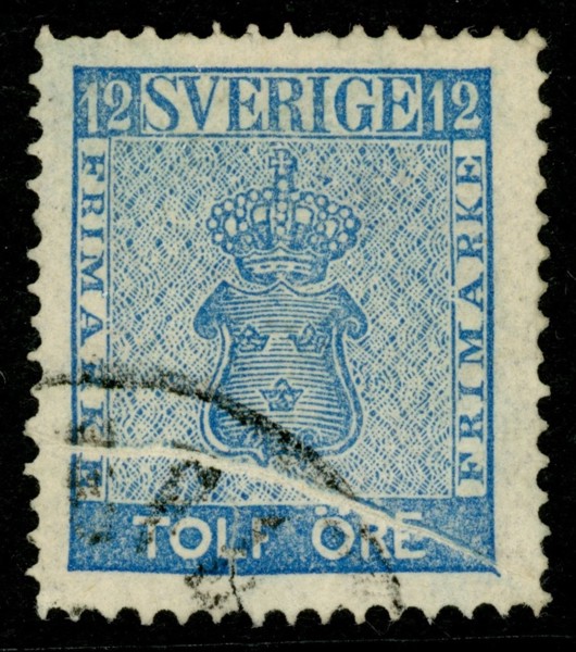 F9v. 12 öre med kraftigt DRAGSPEL. Långt lodrätt riss i märkets nederkant.