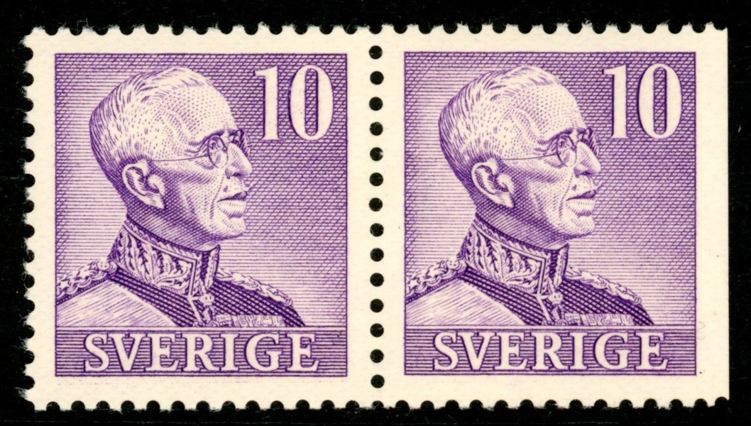 F273CB (utan streck i rockkanten). Postfriskt par. F 1800 kr