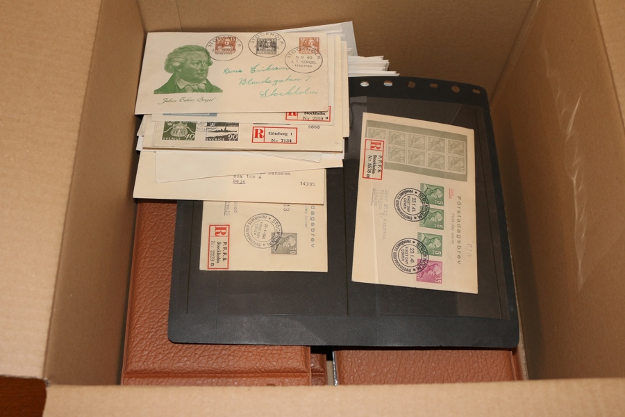 Parti FDC 1935- ca 1980 med både en del äldre som Riksdagen och Postverket, en del bruksmärken, samt från 1960 och framåt en stor mängd med vinjetter.