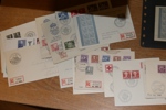 Parti FDC 1935- ca 1980 med både en del äldre som Riksdagen och Postverket, en del bruksmärken, samt från 1960 och framåt en stor mängd med vinjetter. 