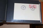 Parti FDC 1935- ca 1980 med både en del äldre som Riksdagen och Postverket, en del bruksmärken, samt från 1960 och framåt en stor mängd med vinjetter. 