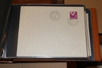 Parti FDC 1935- ca 1980 med både en del äldre som Riksdagen och Postverket, en del bruksmärken, samt från 1960 och framåt en stor mängd med vinjetter. 