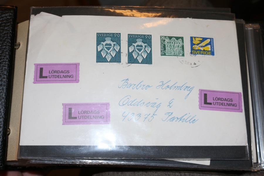 Lördagsutdelning. Litet parti med 15 brev och kort i album.