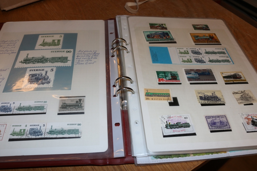 JÄRNVÄG. Album gammalt och nytt mest vykort med tåg, lok, några järnvägsstationer. Runt 50 objekt totalt.