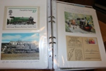 JÄRNVÄG. Album gammalt och nytt mest vykort med tåg, lok, några järnvägsstationer. Runt 50 objekt totalt.