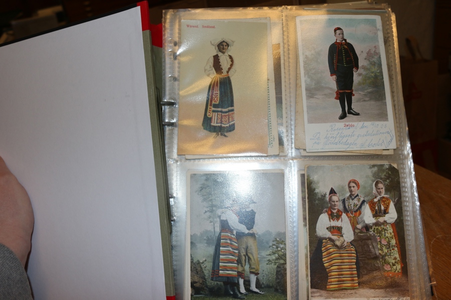 Folkdräkter. Samling minst 150 kort gammalt och nytt (mest äldre). Trevligt samlingsområde!