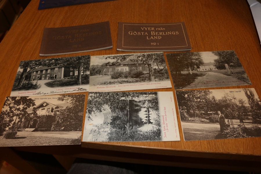 "Vyer från Gösta Berlings land". Två foldrar (del 1 och 2) med tio vykort vardera. Dessutom sex postgångna lösa vykort med motiv av Selma Lagerlöf eller topografiska "Gösta Berling-vyer".