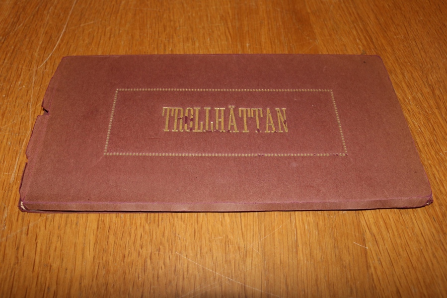 TROLLHÄTTAN. Folder med tio bilder (ej vykort) från fallen och slussarna i storformat. Förpackningens omslag med smärre kantskada men bilderna är fina!