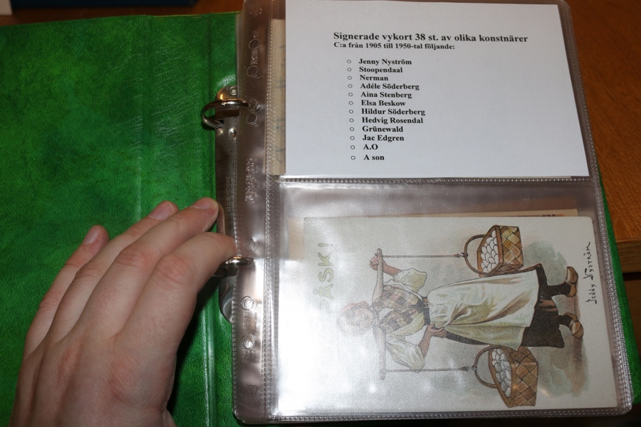 Signerat. Litet album med 38 äldre, signerade kort. Bland annat fyra Isaac Grünewald, elva Jenny Nyström, några JACE m.m.