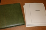 Samling xx ca 1960-1997 på förtrycksblad med fickor. Nästan komplett i perioden, räknade till minst 35 stycken 1:a/2:a klassmärken. Blad från 1856 och framåt men dåligt besatt före 1960.