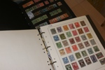 Flyttlåda 20 album varav några från enskilda länder, andra album friskt blandat. Bl.a. Kongo, Israel, Finland, Belarus, Österrike m.fl. Även en del brev och försändelser.