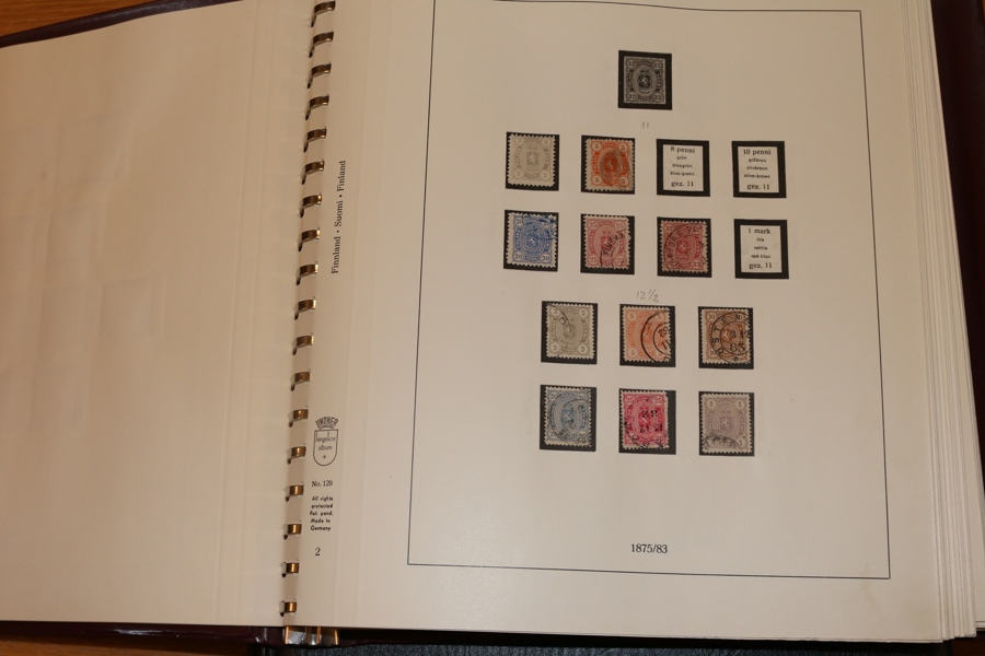 Samling 1866-1992 i två Lindner-album med fickor. Med en del vapentyp, ostämplad serie med "ringar" upp till 1 rubel m.m. Från 1930 nästan komplett och i huvudsak xx, före 1930 mest stämplat.