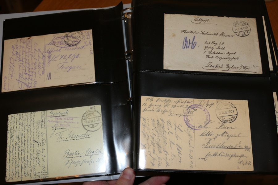 TYSKLAND. Litet album med ca 80 kort och brev, mest 1910-40-tal. Innehåller t.ex. fältpost, censur, krigsfångepost, vykort m.m. Ser intressant ut, besiktiga.