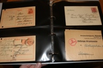 TYSKLAND. Litet album med ca 80 kort och brev, mest 1910-40-tal. Innehåller t.ex. fältpost, censur, krigsfångepost, vykort m.m. Ser intressant ut, besiktiga.