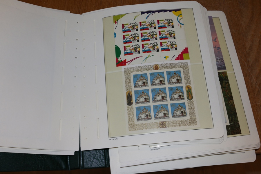 RYSSLAND/SOVJET. Parti i elva insticksalbum mest 1900-tal med mycket stämplat från Sovjettiden, samt även xx 1990-tal. Bland annat komplett postfriskt 1992-2001 på lösa LT-blad. Mycket material.