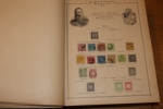 Gammal hela världen-samling i ett välbevarat, decimetertjockt Universal-album från ca 1892. Innehåller en del intressant från runt om i världen t.ex. tyska stater, England, Norden, Kina m.m.