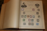Gammal hela världen-samling i ett välbevarat, decimetertjockt Universal-album från ca 1892. Innehåller en del intressant från runt om i världen t.ex. tyska stater, England, Norden, Kina m.m.