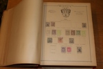 Gammal hela världen-samling i ett välbevarat, decimetertjockt Universal-album från ca 1892. Innehåller en del intressant från runt om i världen t.ex. tyska stater, England, Norden, Kina m.m.