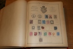 Gammal hela världen-samling i ett välbevarat, decimetertjockt Universal-album från ca 1892. Innehåller en del intressant från runt om i världen t.ex. tyska stater, England, Norden, Kina m.m.