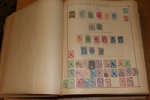 Gammal hela världen-samling i ett välbevarat, decimetertjockt Universal-album från ca 1892. Innehåller en del intressant från runt om i världen t.ex. tyska stater, England, Norden, Kina m.m.