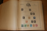 Gammal hela världen-samling i ett välbevarat, decimetertjockt Universal-album från ca 1892. Innehåller en del intressant från runt om i världen t.ex. tyska stater, England, Norden, Kina m.m.