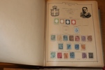 Gammal hela världen-samling i ett välbevarat, decimetertjockt Universal-album från ca 1892. Innehåller en del intressant från runt om i världen t.ex. tyska stater, England, Norden, Kina m.m.