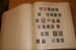 Gammal hela världen-samling i ett välbevarat, decimetertjockt Universal-album från ca 1892. Innehåller en del intressant från runt om i världen t.ex. tyska stater, England, Norden, Kina m.m.