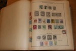 Gammal hela världen-samling i ett välbevarat, decimetertjockt Universal-album från ca 1892. Innehåller en del intressant från runt om i världen t.ex. tyska stater, England, Norden, Kina m.m.