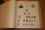 Gammal hela världen-samling i ett välbevarat, decimetertjockt Universal-album från ca 1892. Innehåller en del intressant från runt om i världen t.ex. tyska stater, England, Norden, Kina m.m.