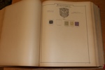 Gammal hela världen-samling i ett välbevarat, decimetertjockt Universal-album från ca 1892. Innehåller en del intressant från runt om i världen t.ex. tyska stater, England, Norden, Kina m.m.