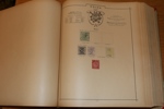 Gammal hela världen-samling i ett välbevarat, decimetertjockt Universal-album från ca 1892. Innehåller en del intressant från runt om i världen t.ex. tyska stater, England, Norden, Kina m.m.