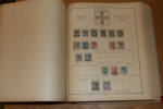Gammal hela världen-samling i ett välbevarat, decimetertjockt Universal-album från ca 1892. Innehåller en del intressant från runt om i världen t.ex. tyska stater, England, Norden, Kina m.m.