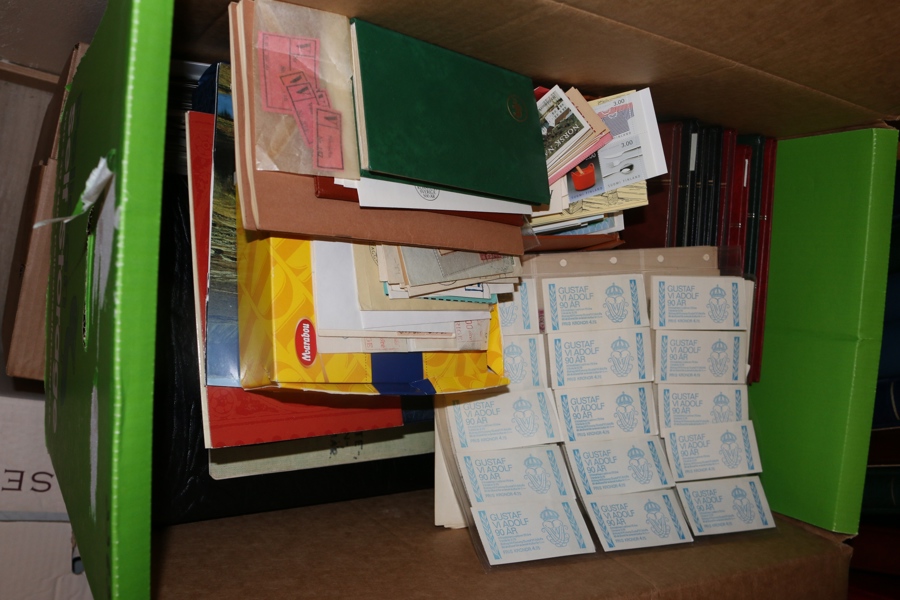 Stor flyttlåda med diverse nordiskt material inkl Sverige. Mest postfriskt 1950-80-tal Sverige och Finland inkl årssatser, men även Åland mer modernt. Mindre del äldre/stämplat.