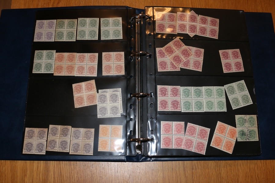 Album häften ca 1970-1995 inkl bl.a. 10 rabatthäften. Dessutom en del små tjänstefrimärken i 4-block.